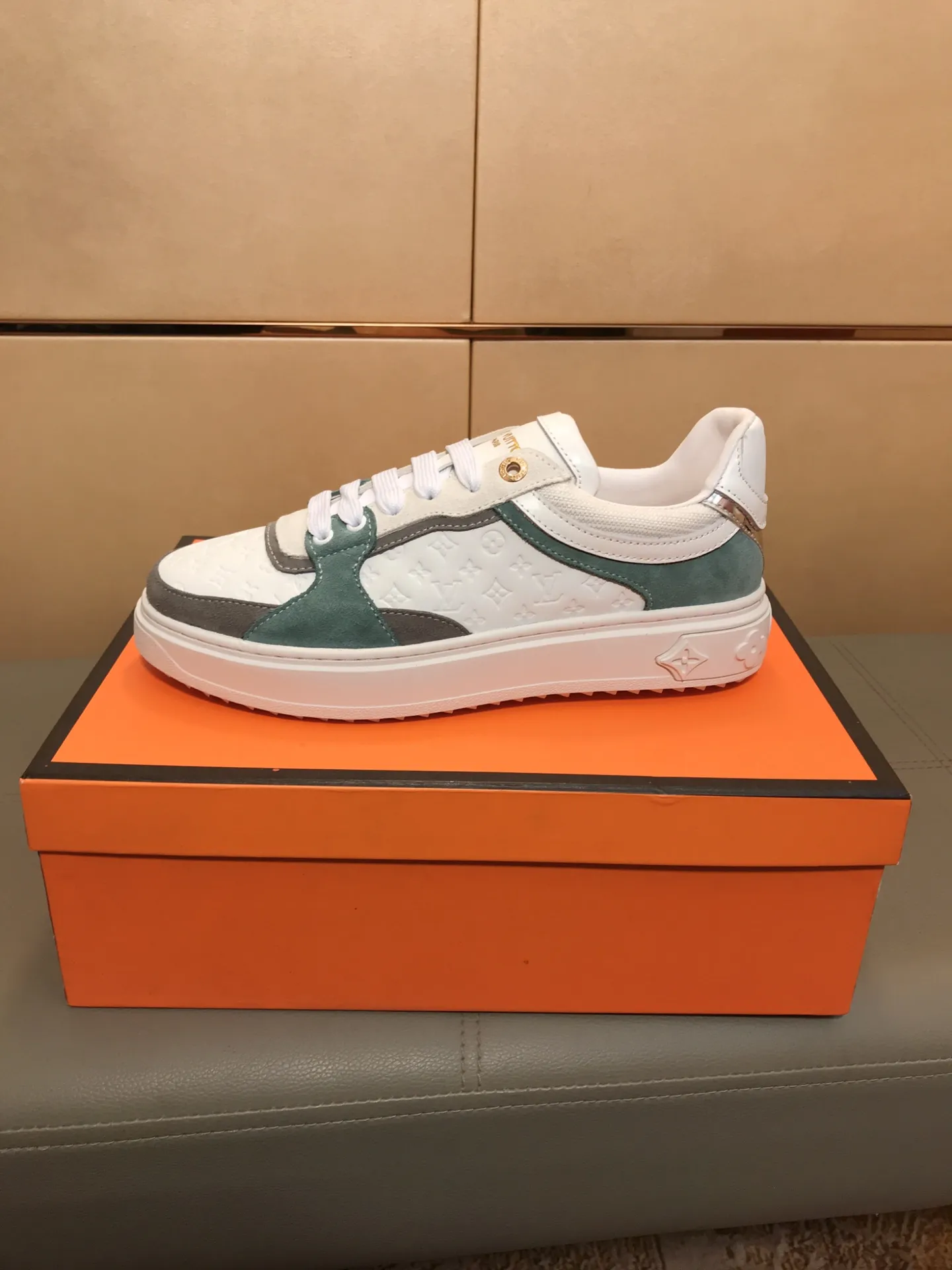 Ex-factory price 400 🔥🔥 New model on the market [LV Louis Vuitton] The latest high-quality men's casual shoes, European and American trends 🔰 Perfectly blend noble quality and fashionable texture 💋💋 The upper is made of imported cowhide + brand embossing, sheepskin lining, the overall fashion personality is set off to set off your uniqueness! Classic style, cool and stylish trendy male image🌹 38-44👣